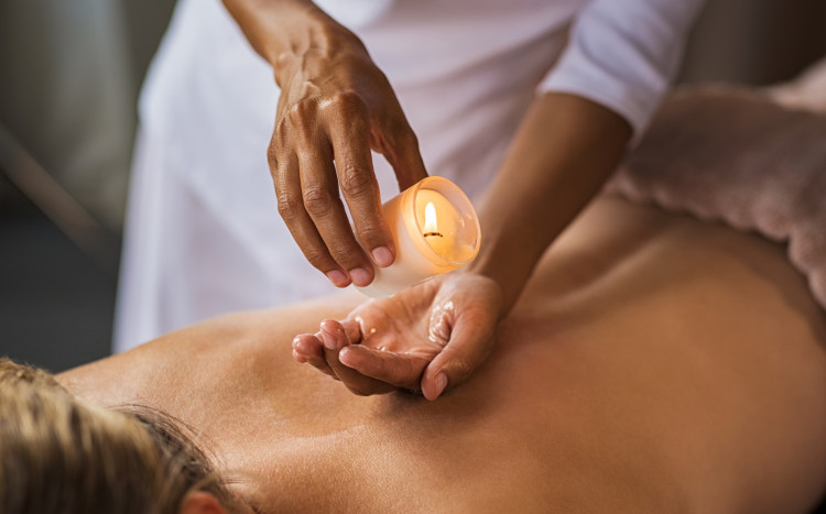 topienie świecy do masażu nad ciałem
