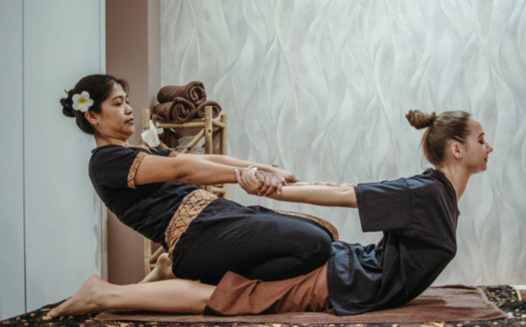 kobieta podczas masażu tajskiego