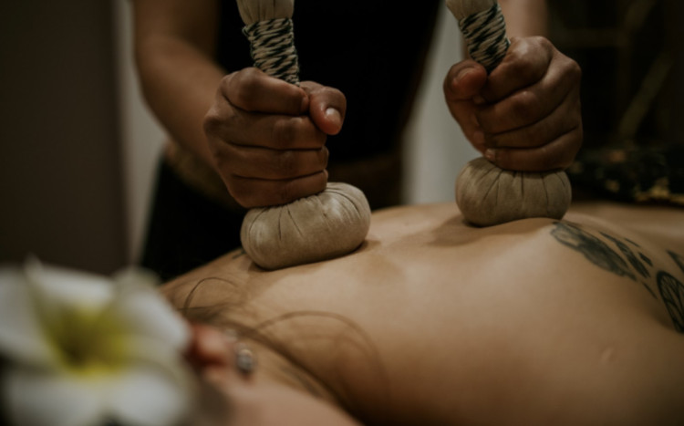 masaż z użyciem stempli