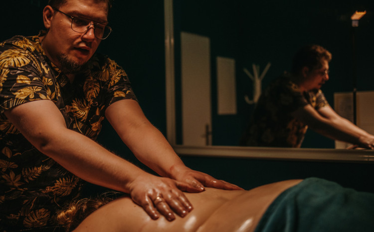 masażysta masuje kobietę