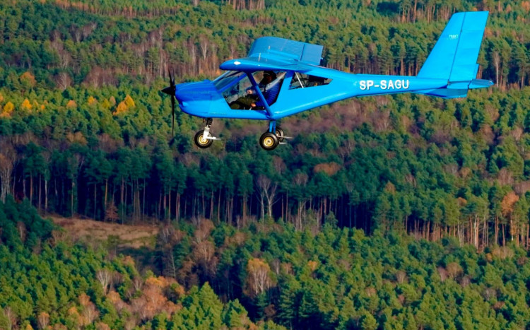 Lot samolotem nad leśnymi okolicami Jury