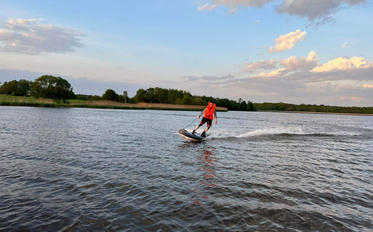 Surfing po po jeziorze Łąka