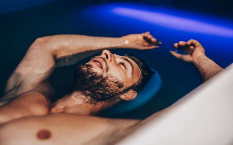 mężczyzna podczas floatingu