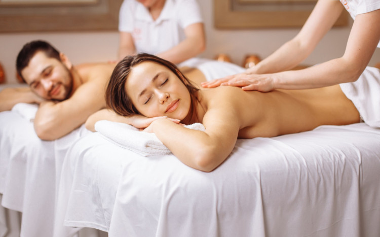 masaż relaksacyjny kobieta i mężczyzna