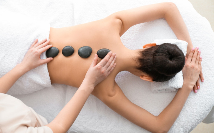 układanie kamieni do masażu