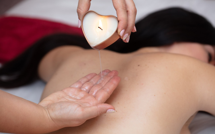 topienie świecy do masażu