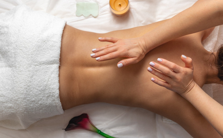 dłonie masujące plecy w spa