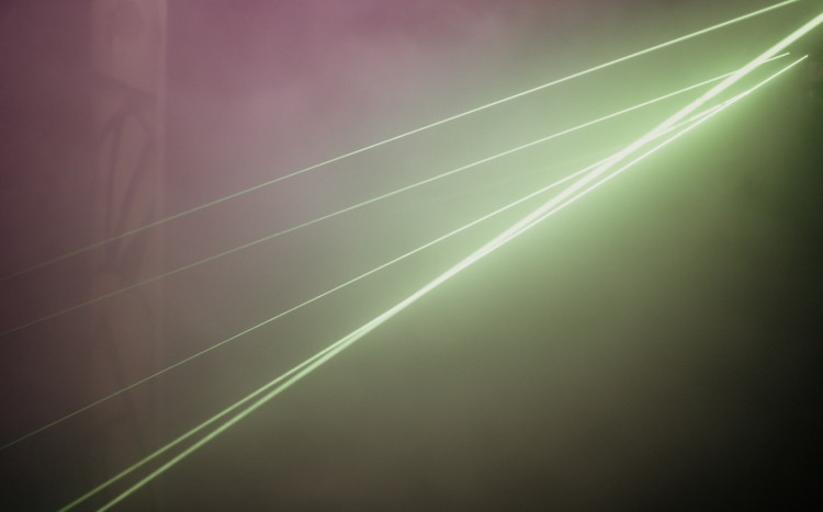 zielona wiązka laseru