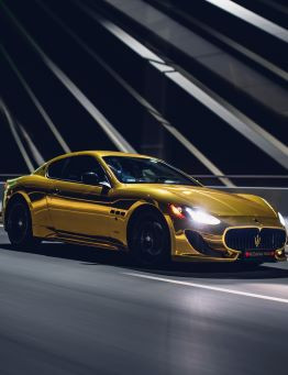 Nocny przejazd Złotym Maserati GTs  – Kraków
