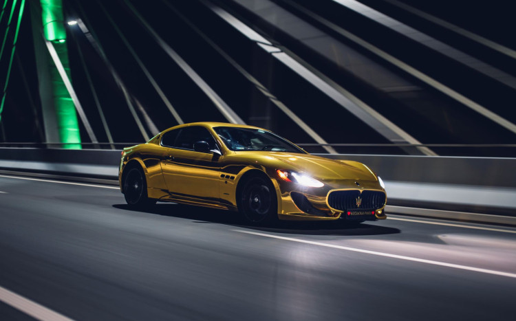 Nocny przejazd Złotym Maserati GTs – Kraków