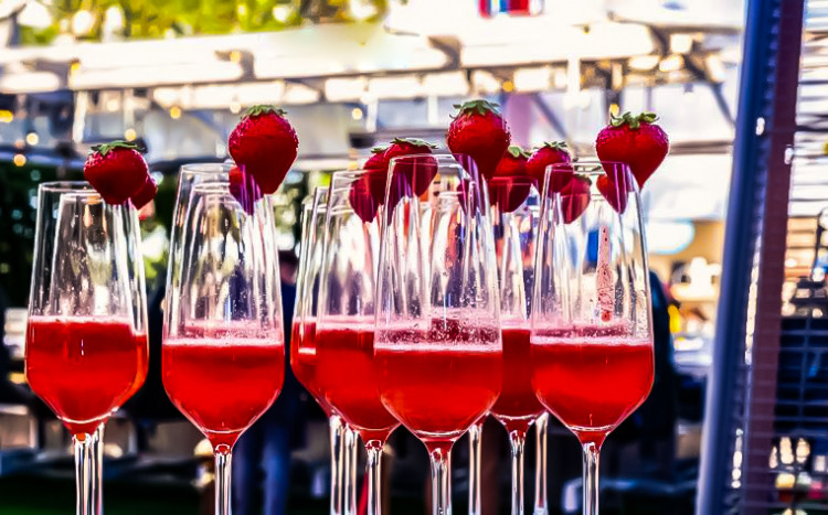 drinki na platformie restauracji Dinner in the sky