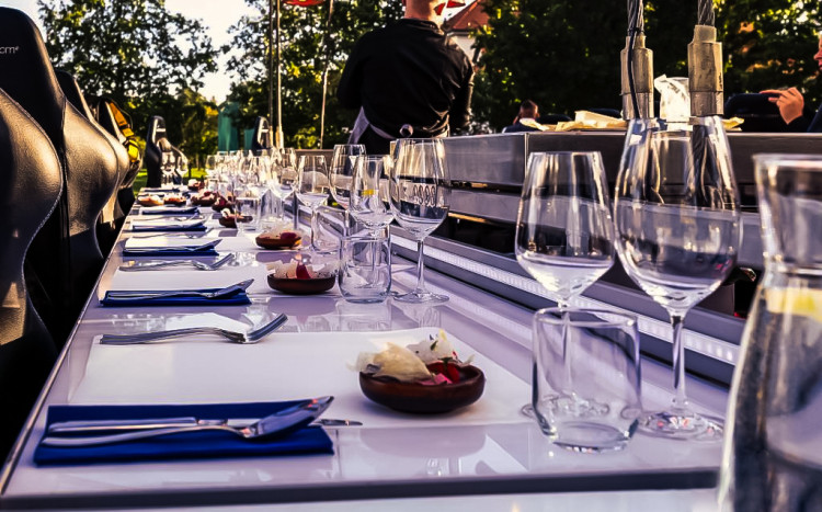 Dinner in the sky - przygotowany stół