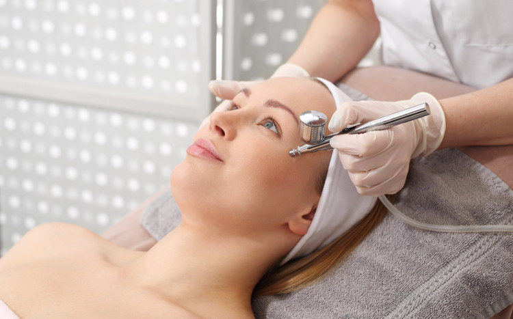 kobieta podczas infuzji tlenowej w spa