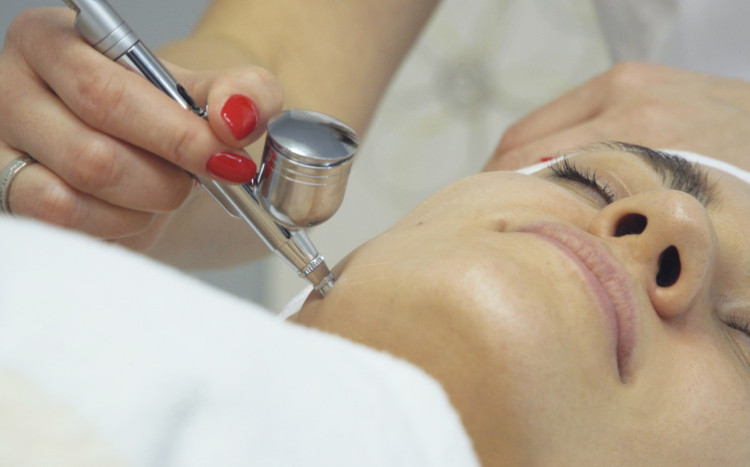 zabieg pielęgnacyjny na twarz w salonie spa