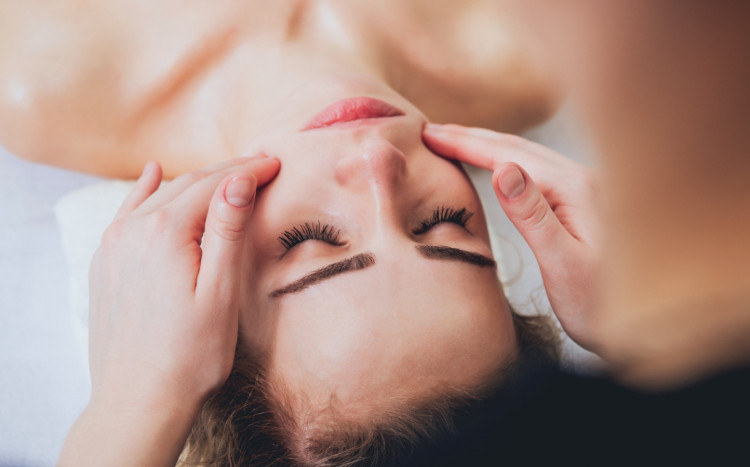 relaksujący masaż twarzy w spa