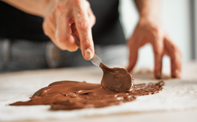 rozsmarowywanie czekolady łyżką