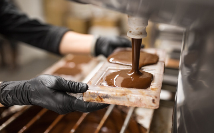 nalewanie czekolady do pojemnika