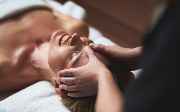kobieta podczas iiftingującego masażu twarzy