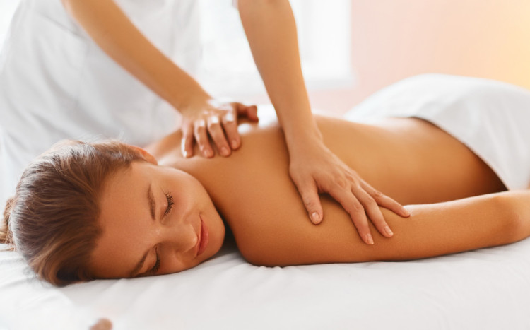 kobieta podczas relaksującego masażu całego ciała