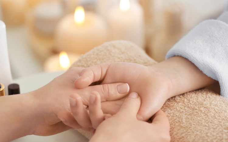 masaż kobiecych dłoni