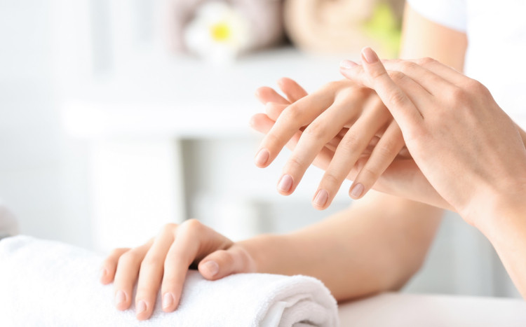 masaż dłoni w salonie spa