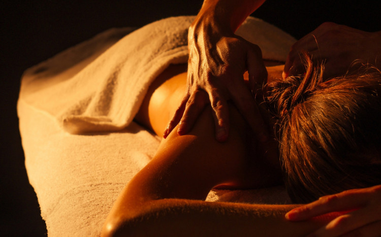 masaż relaksacyjny w ciemności