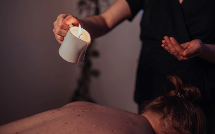 Rozlewanie olejku do masażu