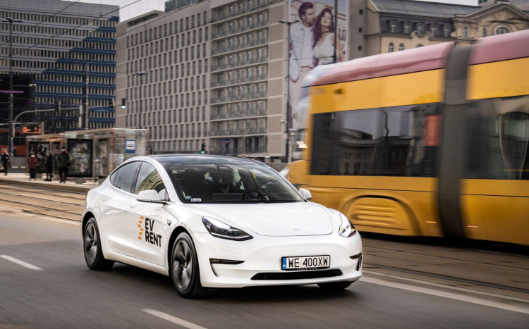 Jazda za kierownicą Teslą Model 3 – wiele lokalizacji