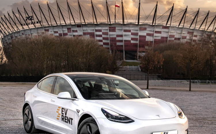 Jazda za kierownicą Teslą Model 3 w wybranym mieście