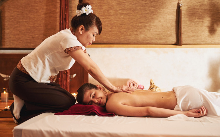 masażystka masauje kobiete w spa