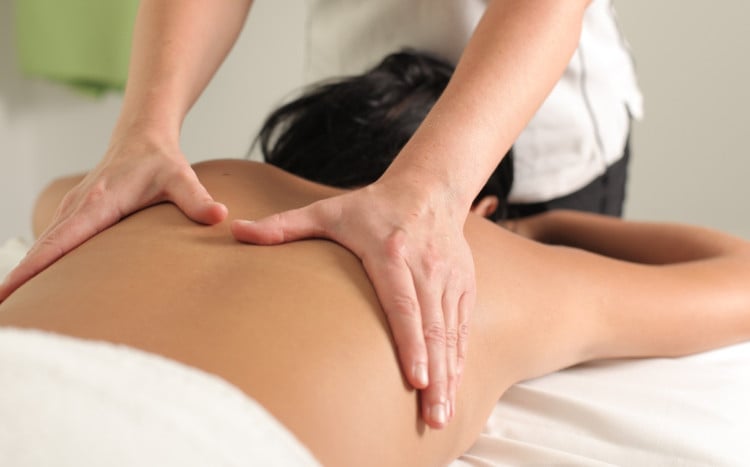 kobieta podczas relaksacyjnego masażu pleców