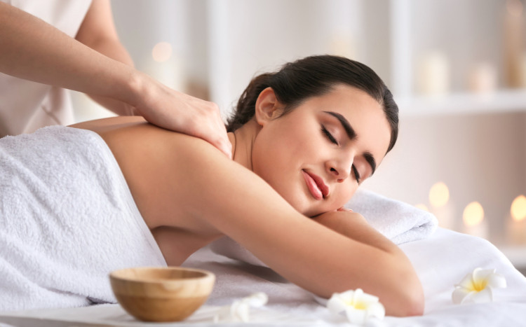 kobieta podczas relaksacyjnego masażu ciała