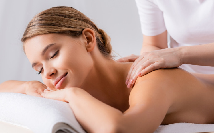 kobieta w trakcie relaksacyjnego masażu pleców