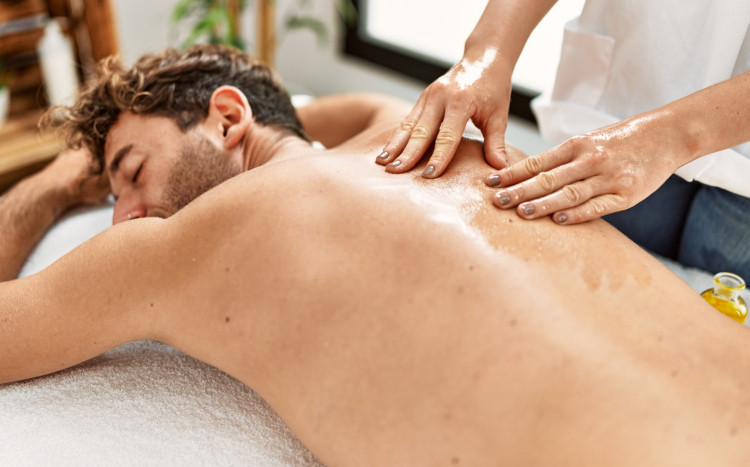 zrelaksowany mężczyzna na masażu w spa