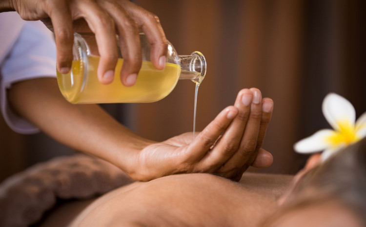 Masaż relaksacyjny olejem kokosowym w Samui SPA