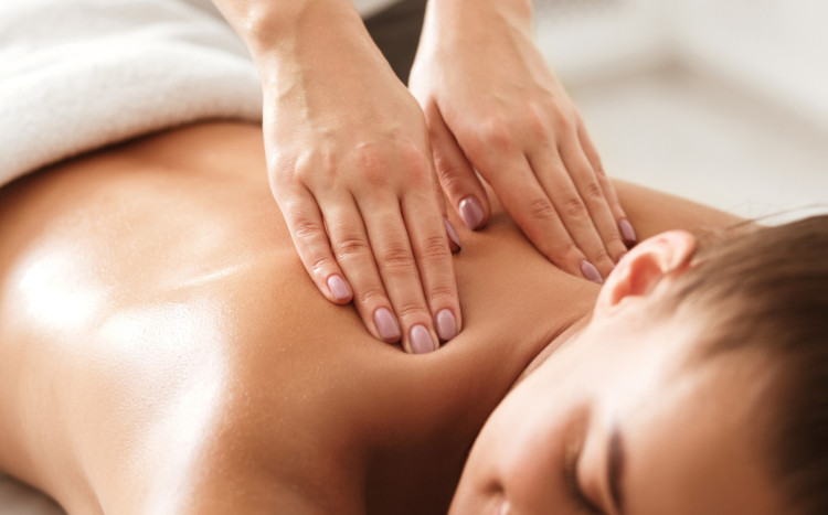 kobieta w czasie odprężającego masażu