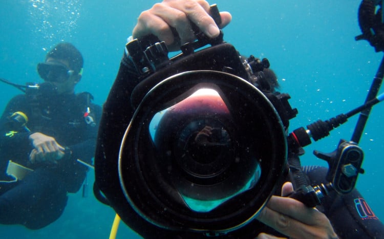 obiektyw aparatu pod wodą