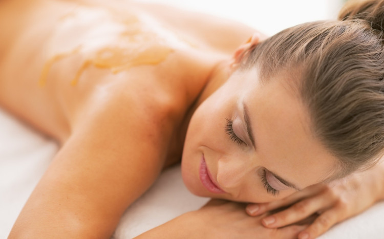 zrelaksowana kobieta w czasie masażu