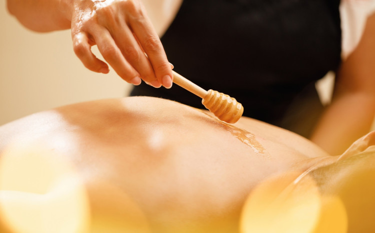 masaż wykonywany z użyciem miodu