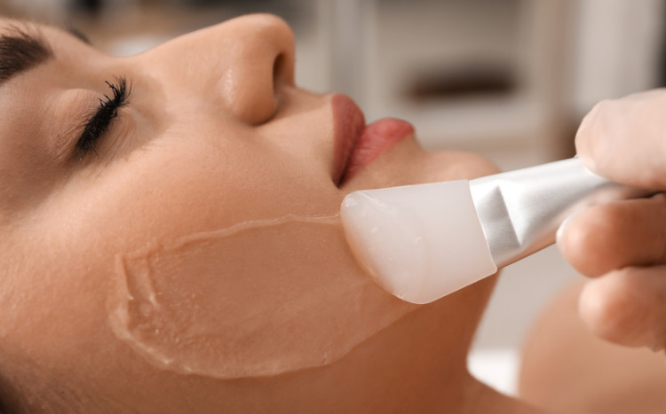 peeling enzymatyczny  nakładany na twarz kobiety