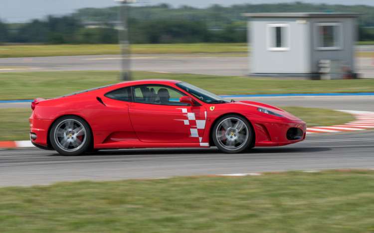 Ferrari F430 na torze wyścigowym