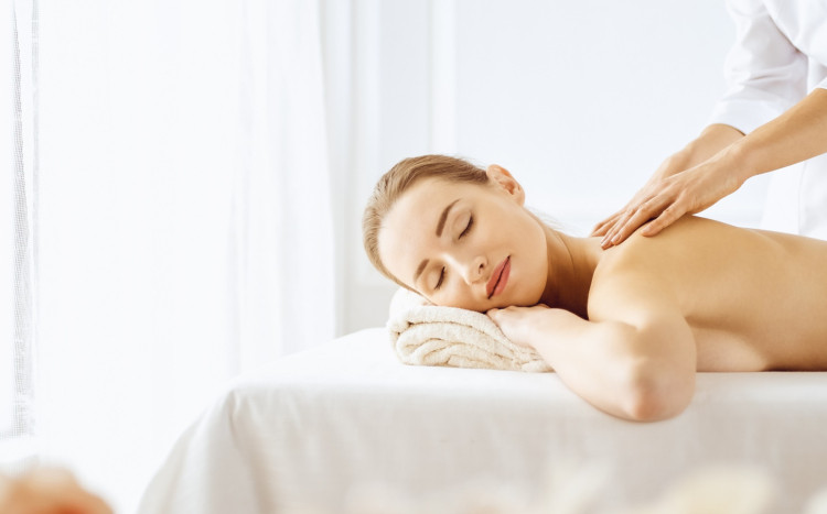 kobieta w czasie masażu ciała w gabinecie spa