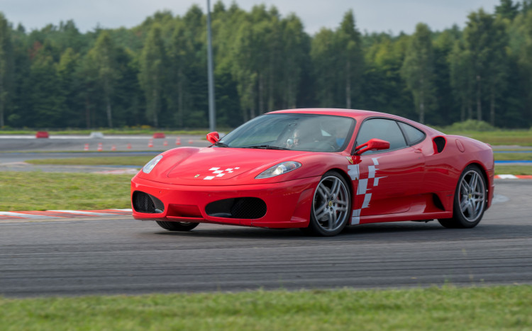 Ferrari F430 na torze wyścigowym