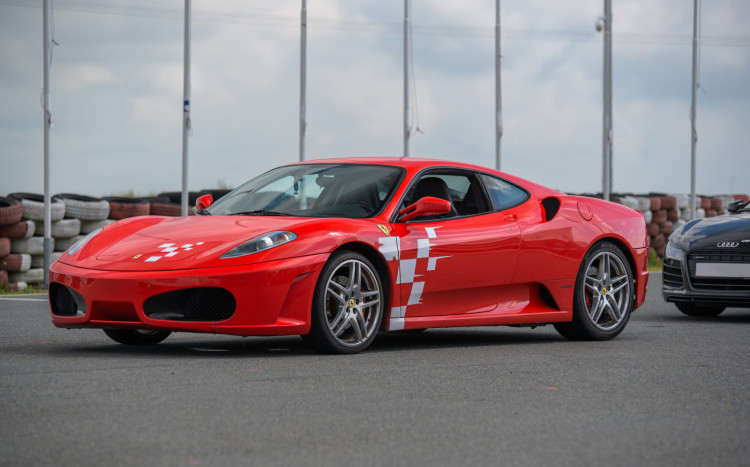 sportowe Ferrari na torze