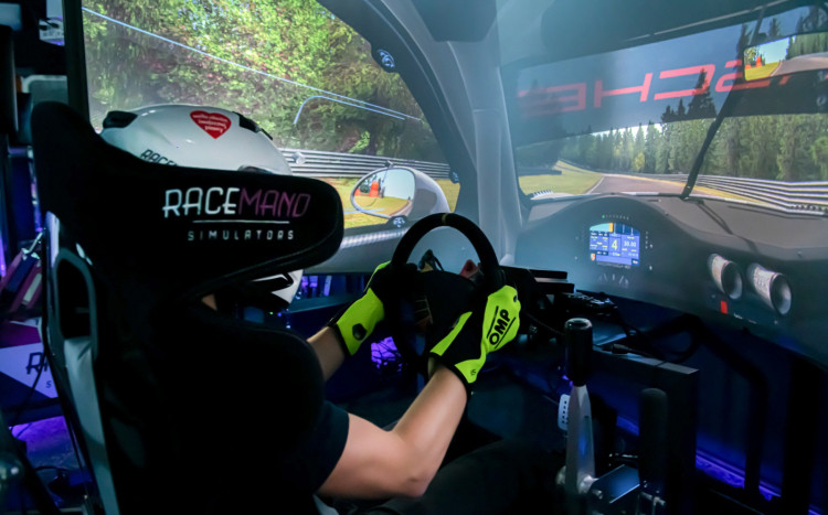 Trening w symulatorze wyścigowym  Racemand