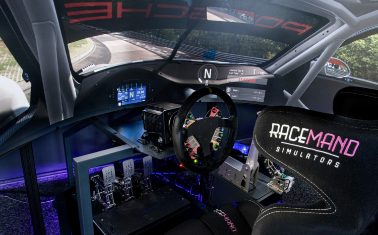 Jazda w symulatorze wyścigowym  Racemand 