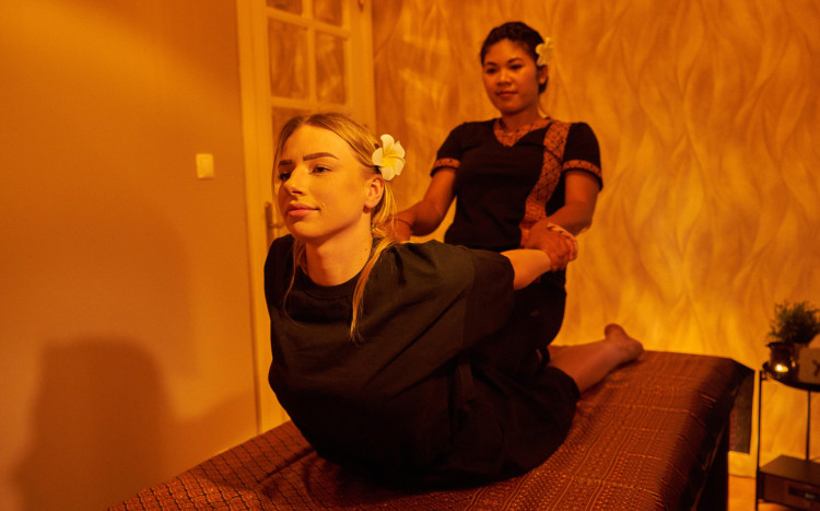 Rozciąganie w masażu tajskim