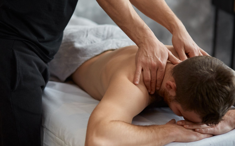 Mężczyzna podczas masażu karku