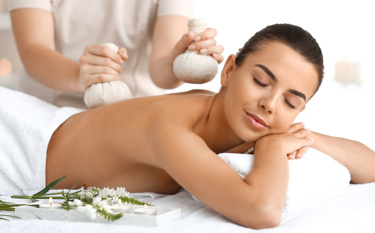 zrelaksowana kobieta podczas masażu pleców