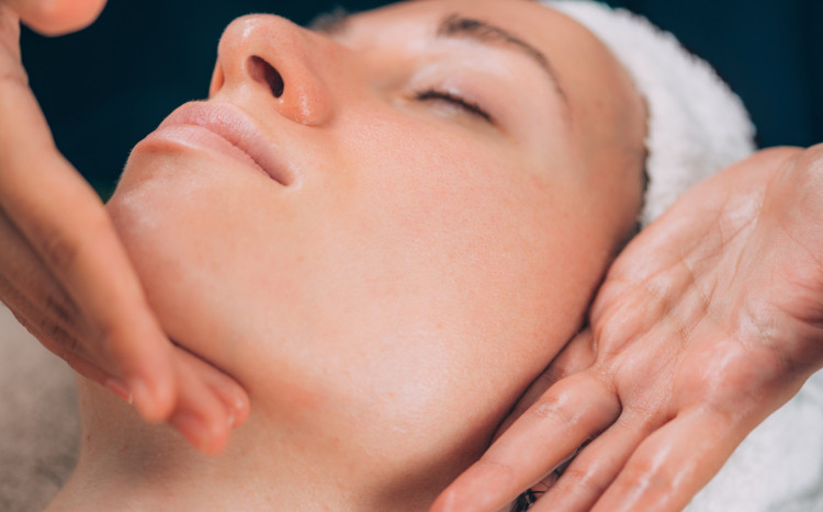 masaż twarzy kobiety